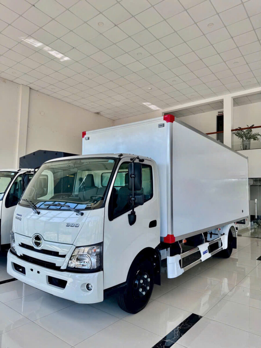 HINO XZU730L 5 TẤN THÙNG COMPOSITE