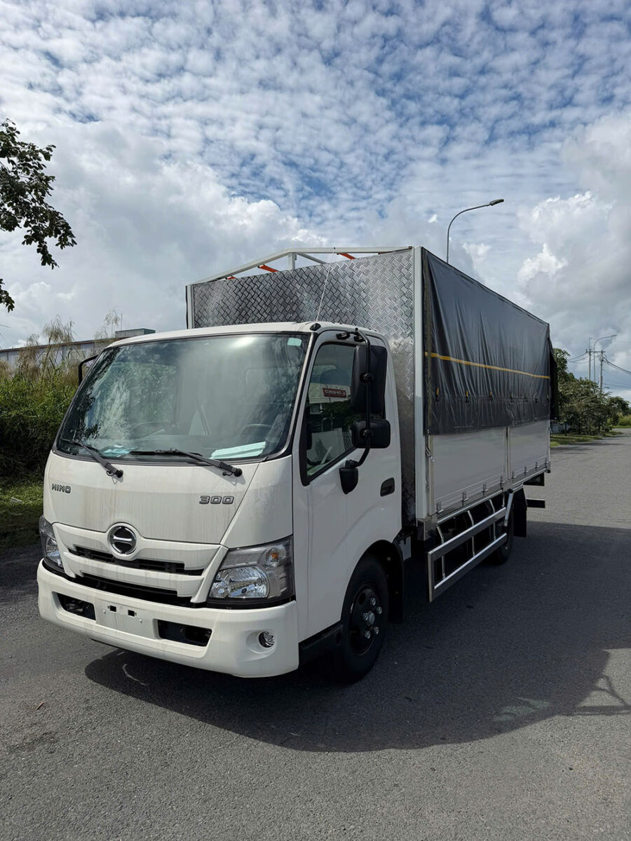 HINO XZU710L  EURO 5 - 2T4 THÙNG DÀI 4M6