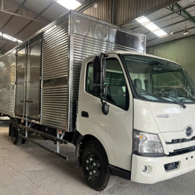 HINO XZU730L EURO 5  4T7 THÙNG KÍN 5M7