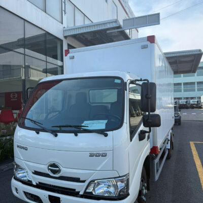 HINO XZU650L THÙNG KÍN COMPOSITE 1T9