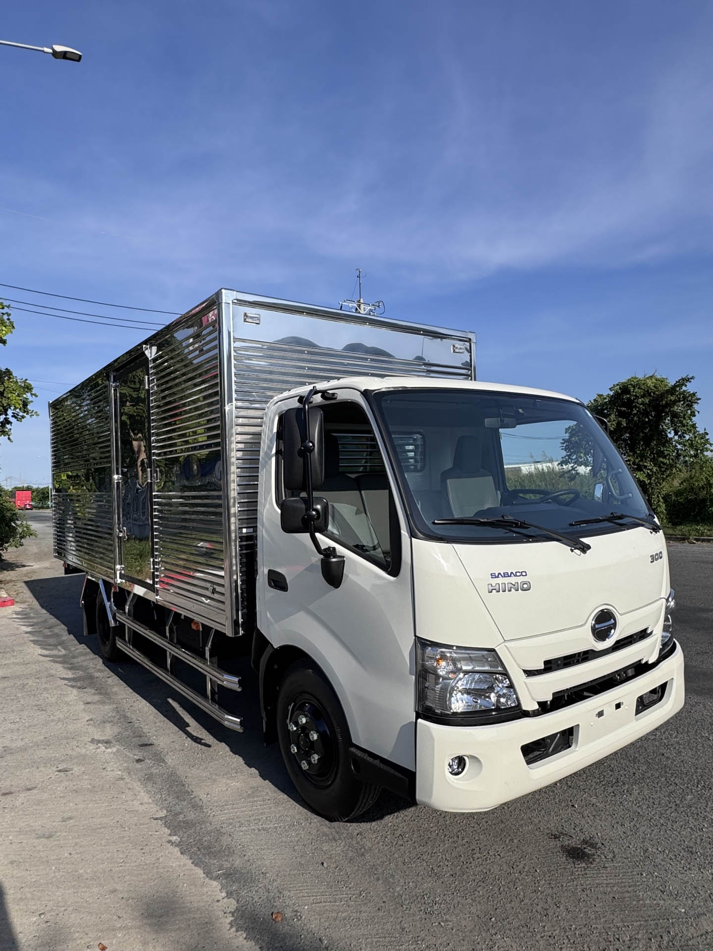 Xe tải thùng kín inox Hino 300 Series XZU730 Xe tải thùng kín inox Hino 300 Series XZU730