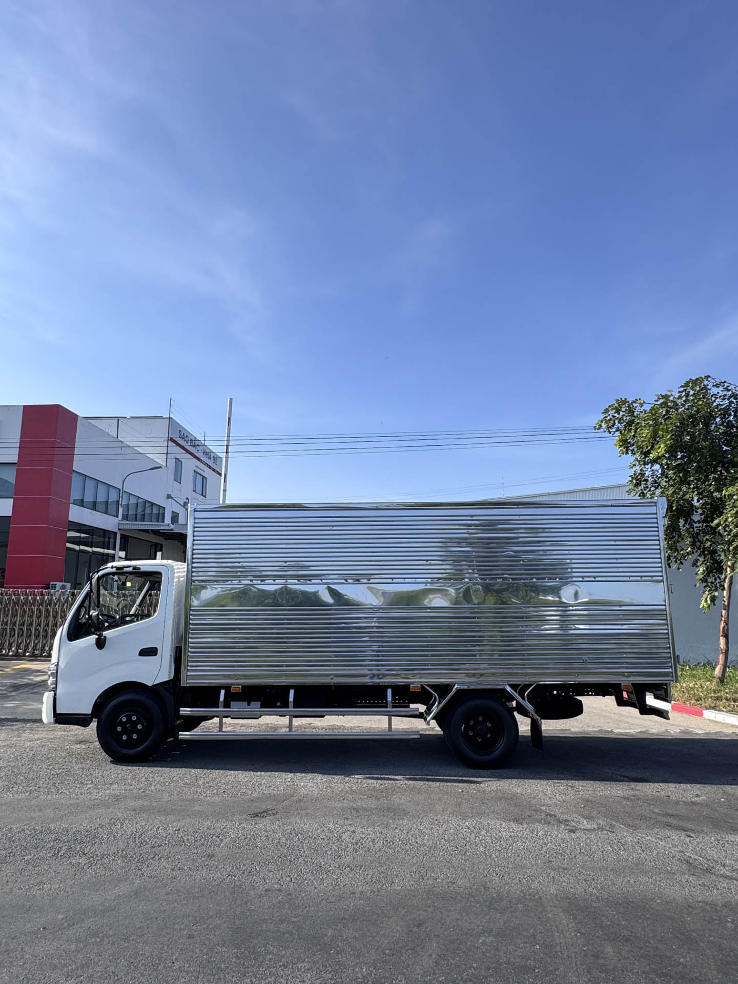 Xe tải thùng kín inox Hino 300 Series XZU720 Xe tải thùng kín inox Hino 300 Series XZU720