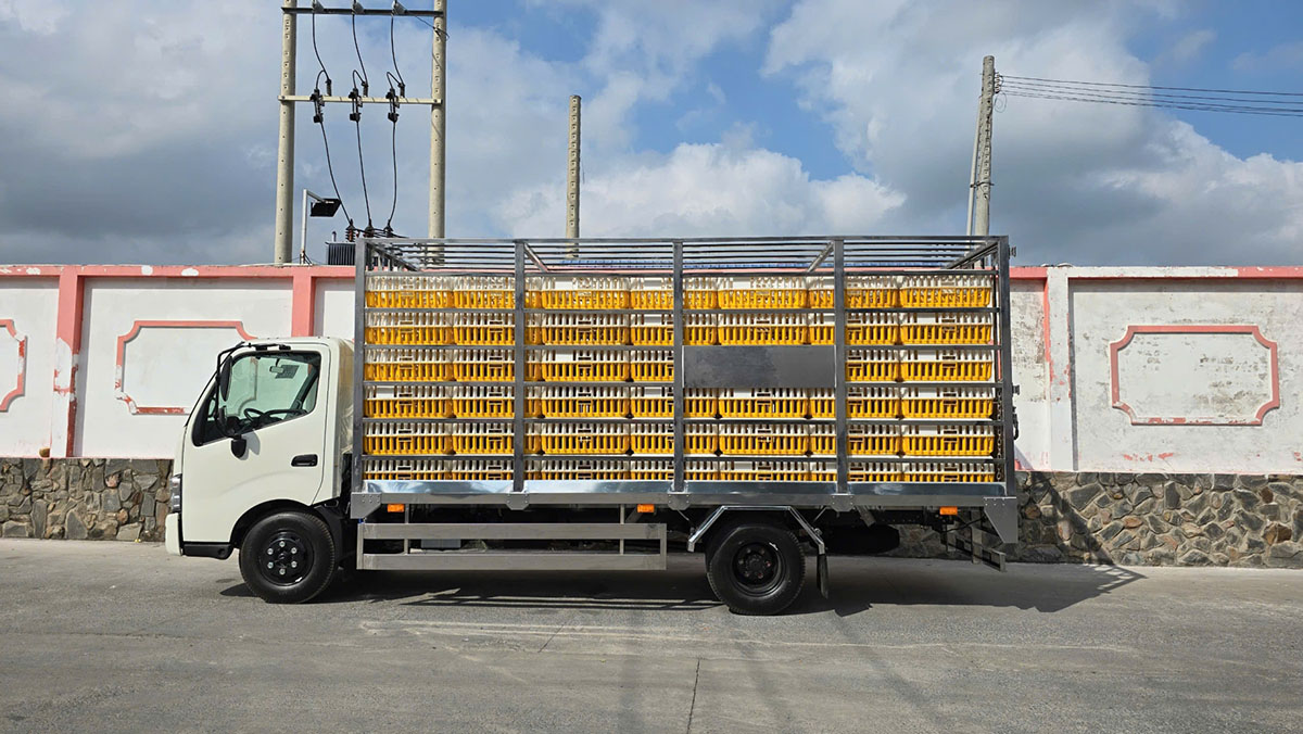 HINO XZU730L THÙNG GIA CẦM 224 LỒNG HINO XZU730L THÙNG GIA CẦM 224 LỒNG