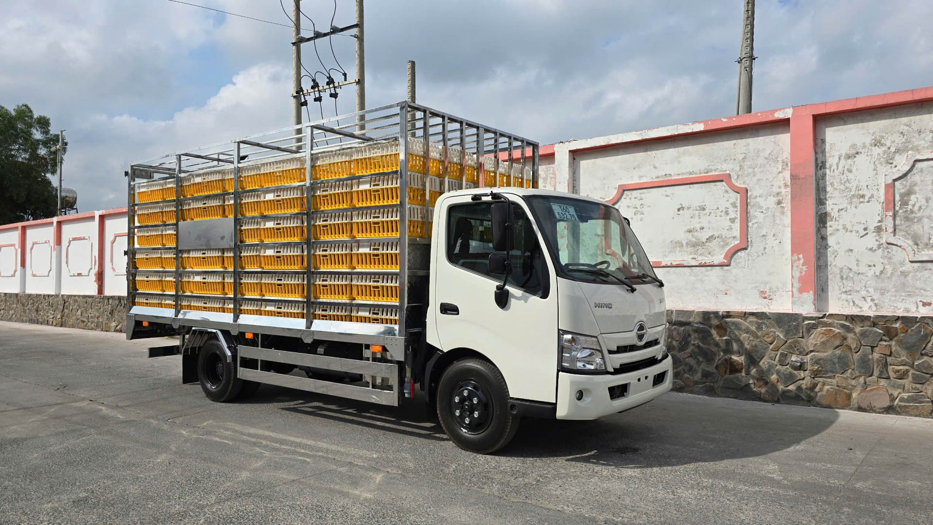 Xe tải thùng chở gia cầm Hino 300 Series XZU730 Xe tải thùng chở gia cầm Hino 300 Series XZU730